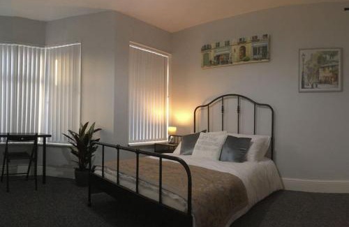 Cathays House | Ty Dogfield by Dream Short Stays