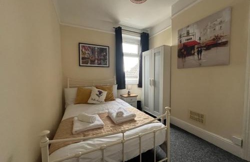 Cathays House | Ty Dogfield by Dream Short Stays