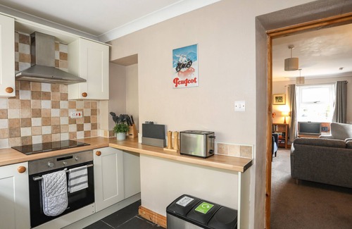 Llanystumdwy Cottage | TY EIDDEW (IVY HOUSE), pet friendly, with a garden in Criccieth