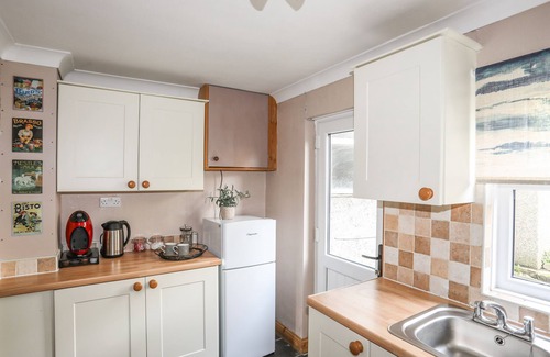 Llanystumdwy Cottage | TY EIDDEW (IVY HOUSE), pet friendly, with a garden in Criccieth