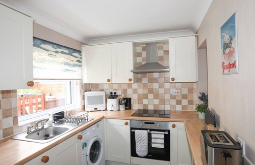 Llanystumdwy Cottage | TY EIDDEW (IVY HOUSE), pet friendly, with a garden in Criccieth