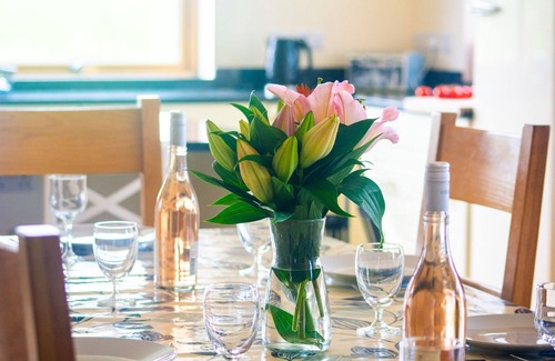 Llanfaethlu Cottage | Ty Glan y Mor - sleeps 10 guests in 4 bedrooms