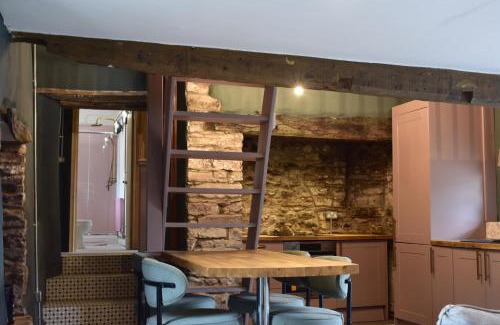 Llanybri House | Ty Llaeth 2-Bed Cottage Sleeps 4 Pet Friendly