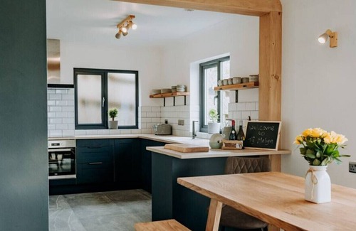 Penycwm House | Ty Melyn Full House · Stunning Beach House for 10 with Hot Tub & Parking