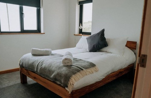 Penycwm House | Ty Melyn Full House · Stunning Beach House for 10 with Hot Tub & Parking