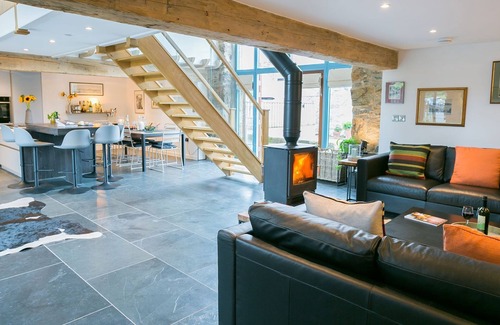 Llanddaniel Fab Cottage | Ty Meryl - a dog that sleeps 7 guests in 3 bedrooms
