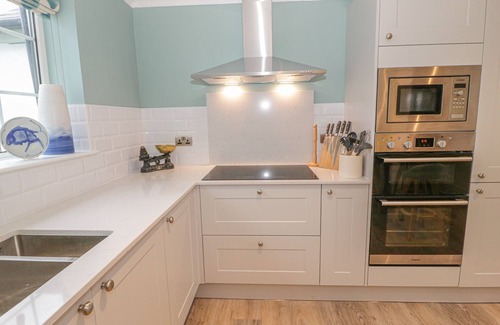 Dulas House | TY'N LON, pet friendly, character holiday cottage in Moelfre