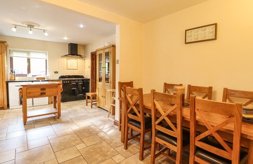 Llanfair Caereinion Cottage | TY NEWYDD, family friendly, luxury holiday cottage in Llangadfan