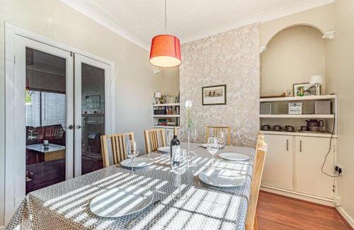 Kidwelly House | Ty'r Ystrad