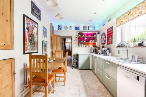 Neath Bed & Breakfast | Tŷ Selah, Rugby Ave, Neath