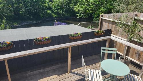 Taff's Well Apartment | Ty Taf 2 Bed Cottage with Deck & Easy transport links