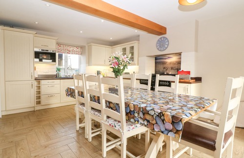 Llanfaethlu Cottage | TY TOP, pet friendly, with open fire in Llanfaethlu