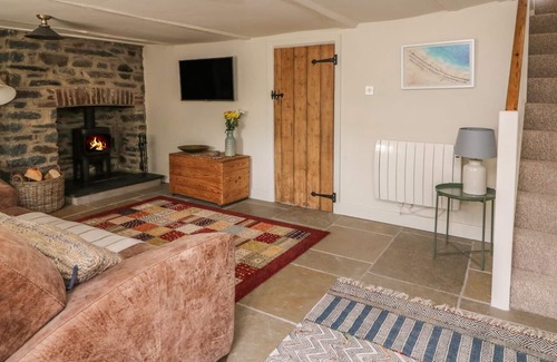 Llansantffraed Cottage | TY TWT, pet friendly, country holiday cottage in Llanon