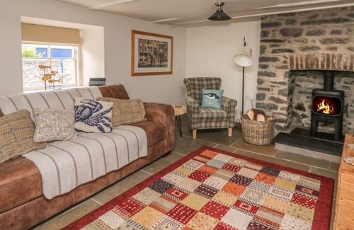 Llansantffraed Cottage | TY TWT, pet friendly, country holiday cottage in Llanon