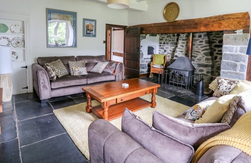 Llanbrynmair House | TY UCHAF, pet friendly, character holiday cottage in Llanbrynmair