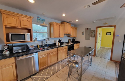 Tybee Island Cottage | Tybee Pink House (Military & Veteran Discount)