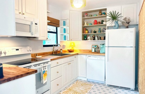 Tybee Island Cottage | Tybee’s Tiki Cottage Couples Getaway: Hot Tub, Tiki Bar, FREE Golf Cart & Bikes