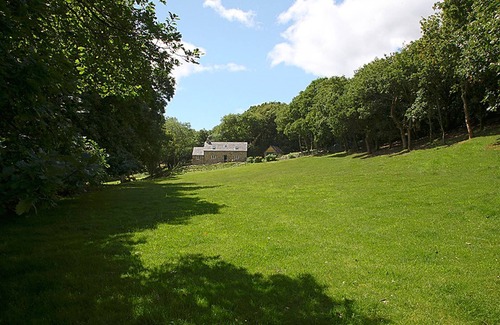 Tal-y-Cafn Cottage | Tyddyn Derwen - Three bedrooms, one en-suite shower room, one bathroom