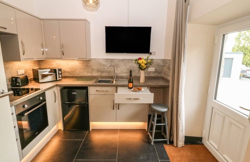 Llanystumdwy Cottage | TYDDYN SIANEL - CELYN, romantic, country holiday cottage in Criccieth