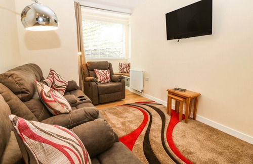 Llanystumdwy Cottage | TYDDYN SIANEL - ONNEN, family friendly, with hot tub in Criccieth