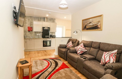 Llanystumdwy Cottage | TYDDYN SIANEL - ONNEN, family friendly, with hot tub in Criccieth