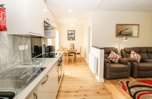 Llanystumdwy Cottage | TYDDYN SIANEL - ONNEN, family friendly, with hot tub in Criccieth