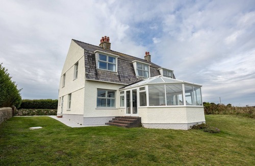 Rhosneigr House | Tyn Pwll five bedroom, pet-friendly holiday home in Anglesey