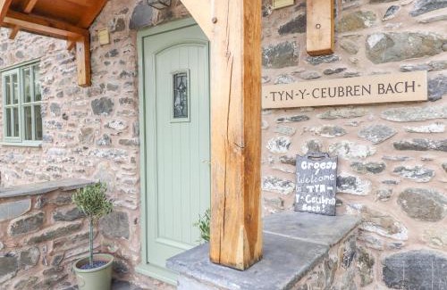 Glyndyfrdwy House | Tyn Y Ceubren Bach at Evelyns Retreat