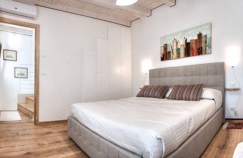 Burano House | Typical Venetian house overlooking the courtyard of Comare with lagoon view ....