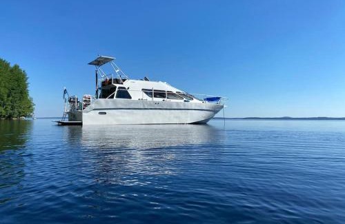 Vaaksy Boat Rental | Tyylikäs jahti Vääksyn kanavan lähellä