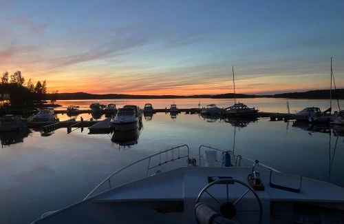 Vaaksy Boat Rental | Tyylikäs jahti Vääksyn kanavan lähellä