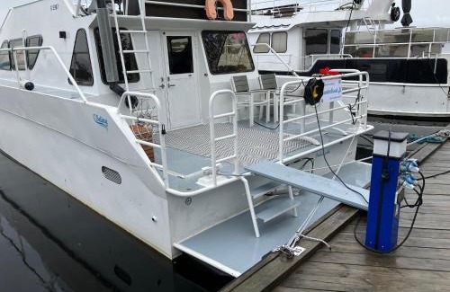 Vaaksy Boat Rental | Tyylikäs jahti Vääksyn kanavan lähellä