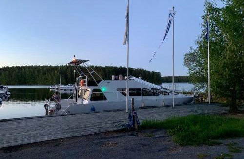 Vaaksy Boat Rental | Tyylikäs jahti Vääksyn kanavan lähellä