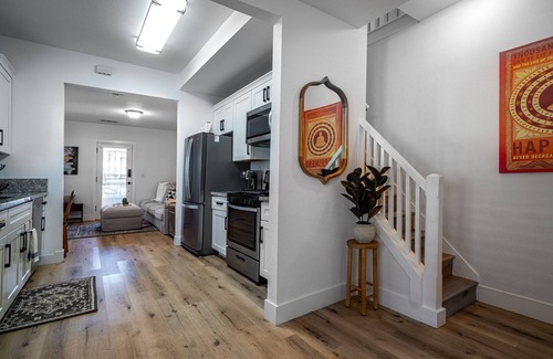 North Oak Park Apartment | UC Davis Med Cen Charmer + PELOTON