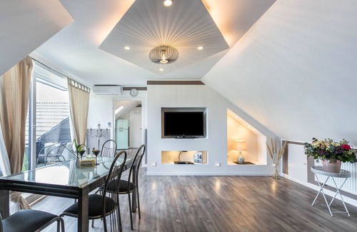 Heide Apartment | 'Uhse Apartment' with Garden & Wi-Fi