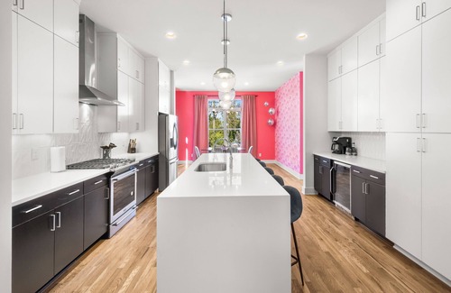 Hadley - Washington House | Ultimate Bach 10min to DT, Insta Walls Every Room