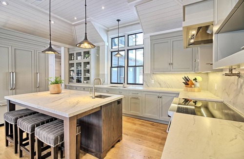 Port Carling Cottage | Ultimate Boathouse Entertaining, New 6 bdrm, 8 bath Cottage/Boathouse! Hot tub!