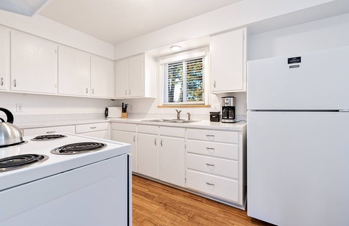 University Acres Condo | Ultimate Chill Zone | BBQ, Bikes, Pet Friendly!