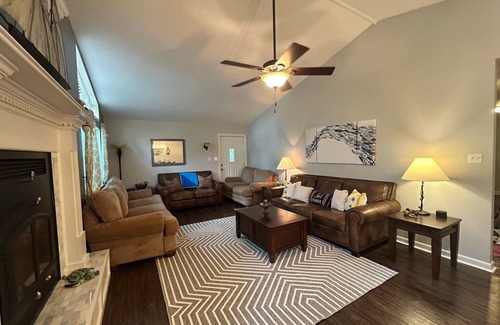 Quitman Cottage | Ultimate lakeside retreat at the charming Kings Place Cottage!