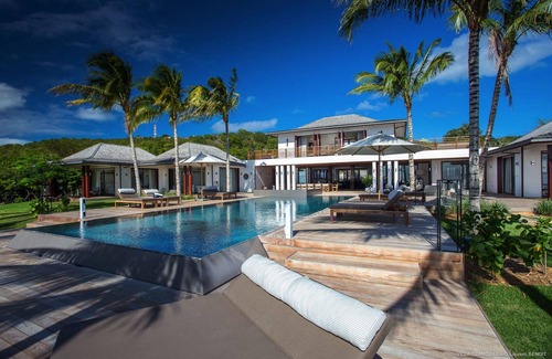 Gouverneur Villa | Ultimate luxury retreat with a tennis court, fitness and infinity pool