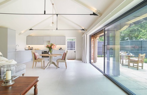 Banningham Apartment | Ultimate romantic retreat, close to beach & walkable pub