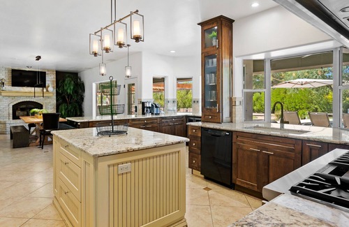 Buenavante House | Ultimate Scottsdale Getaway: Pool, Hot Tub, Games & Concierge Services at Luxe