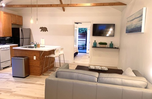 Sherman Oaks House | Ultra Contemporary Guest Suite located in the heart of Sherman Oaks