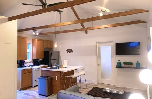 Sherman Oaks House | Ultra Contemporary Guest Suite located in the heart of Sherman Oaks