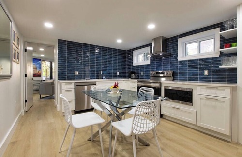 Northwest Apartment | Ultra-Modern Apartment, Pet-Friendly, Free Off-Street Parking, Steps to Metro!