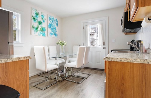 White Plains House | Ultra-Modern Luxe Sleek & Stunning Stay