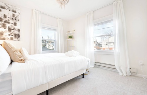 White Plains House | Ultra-Modern Luxe Sleek & Stunning Stay