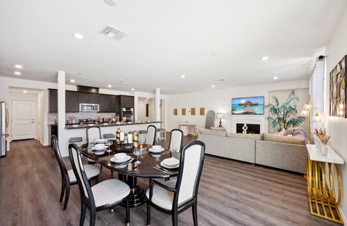 Sun City House | Ultra Spacious 3000 Sqft 5-Bedroom House with Gated Yard, Garage