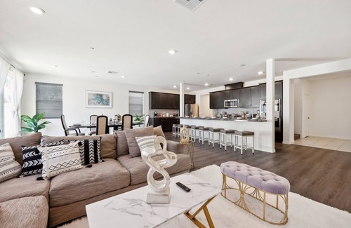 Sun City House | Ultra Spacious 3000 Sqft 5-Bedroom House with Gated Yard, Garage