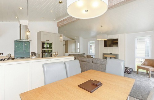 Aysgarth Ski Chalet | Ultra spacious luxurious lodge with one double with en suite bath or shower and one twin.